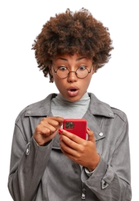 Cliente émerveillée qui regarde son téléphone